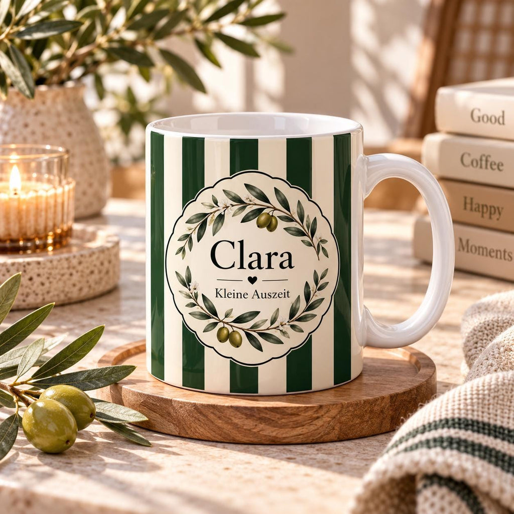 Personalisierte Tasse mit Name & Wunschtext – Dunkelgrüne Streifen mit Oliven, Keramiktasse Kleine Auszeit